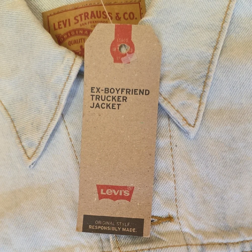 Levi’s Size SMALL Women’s Ex-Boyfriend Denim Trucker Jacket Floral Embroidered